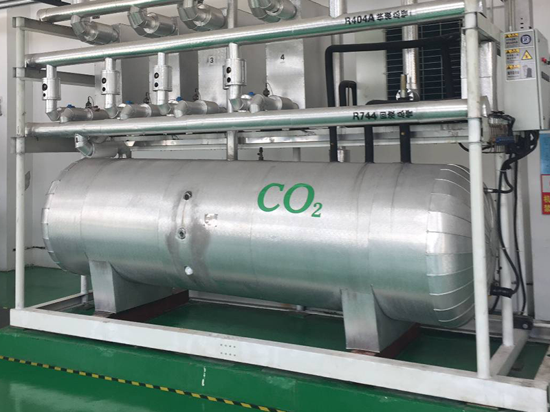 Qual è la differenza tra un compressore e un condensatore in un frigorifero?
